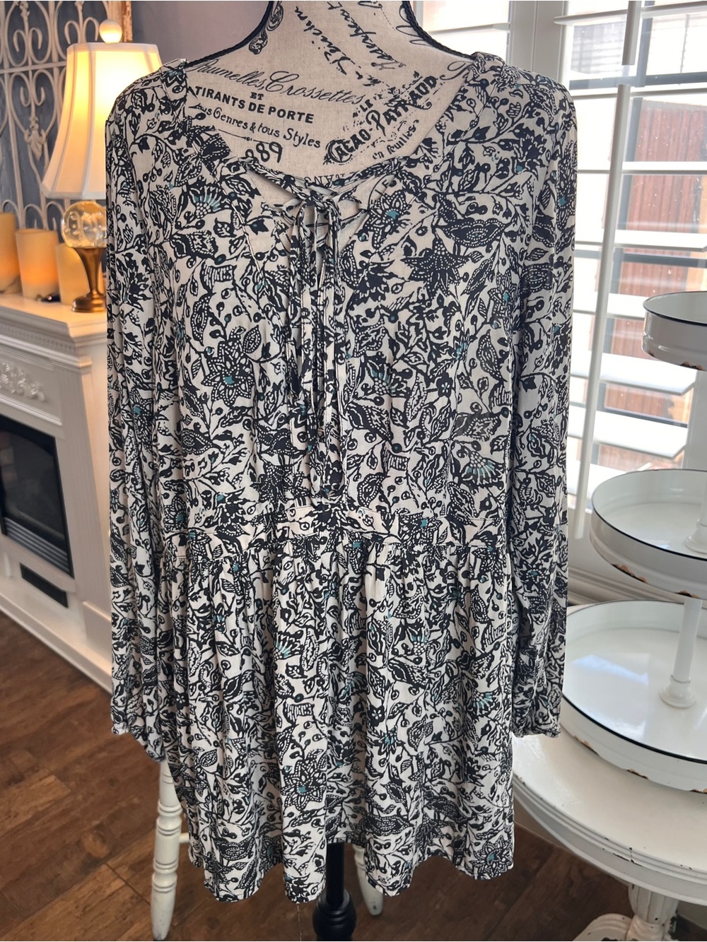 torrid Black & White Floral Tie-Neck Long Sleeve Tunic